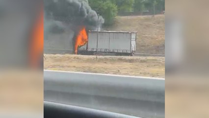 Un camión se incendia en plena autovía de Alcobendas, sentido Madrid