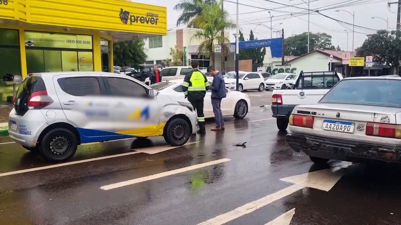 Colisão entre dois veículos é registrada na Avenida Carlos Gomes em Cascavel