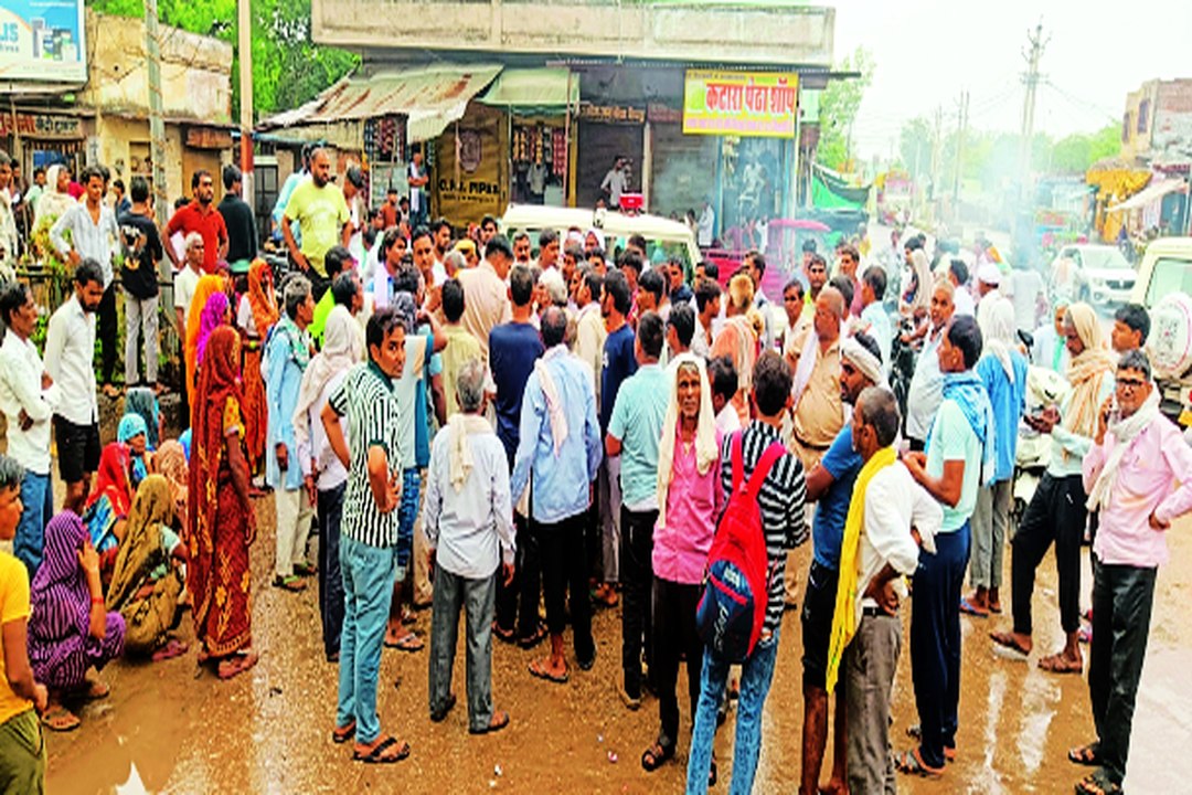 पीएनबी में करंट से युवक की मौत, हंगामा.... देखें वीडियो ....