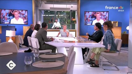 “C’est pas compliqué d’être une rockstar” : Anne-Elisabeth Lemoine acclamée par des milliers de personnes grâce à son collègue Cyril Féraud