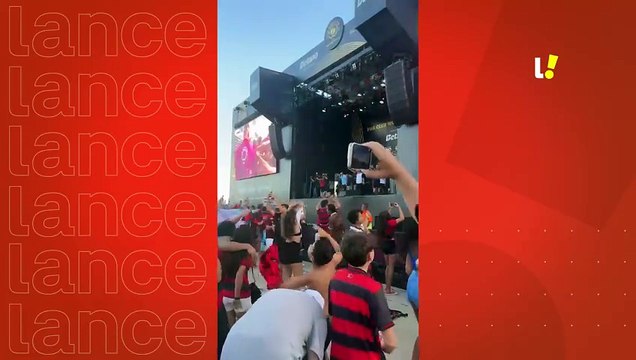 Veja festa da torcida do Flamengo na Praia de Copacabana