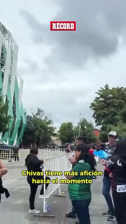 LA PASIÓN YA SE SIENTE Las puertas abren a las 3:30 PM, pero desde temprano la afición de Chivas ya marca la diferencia. 🎥 @ilianyaparicio