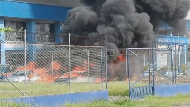 El caos se impone en Changuinola: aeropuerto atacado y vehículos incendiados