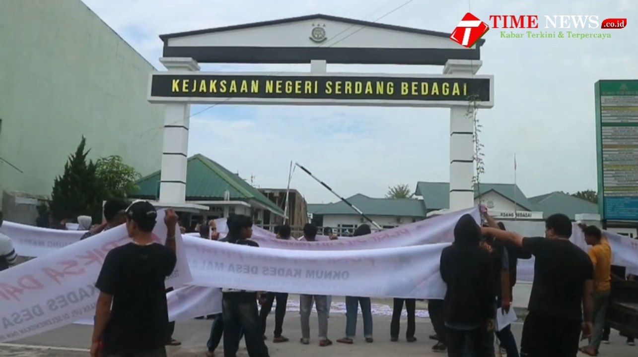 PULUHAN MASSA MINTA KEJAKSAAN NEGERI SERDANG BEDAGAI PERIKSA 20 DESA DI DOLOK MASIHUL