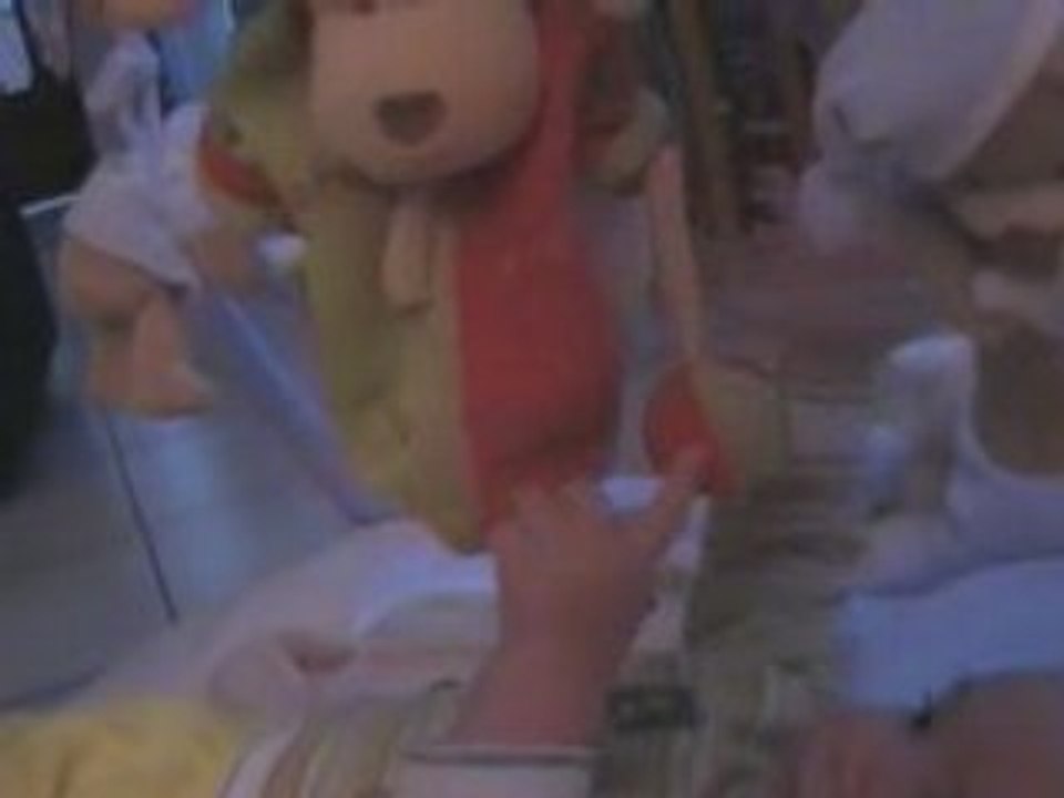 Nathan découvre ses mains et joue