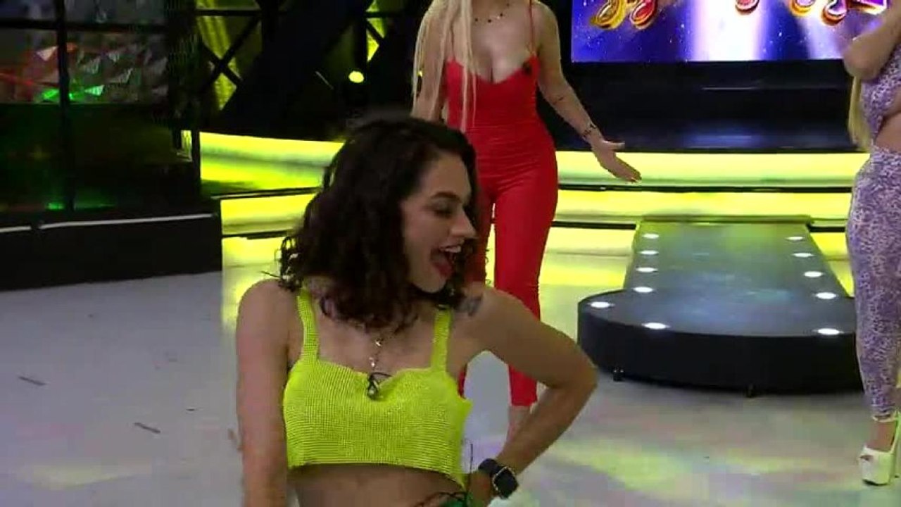 Dulce García sufre accidente con su blusa