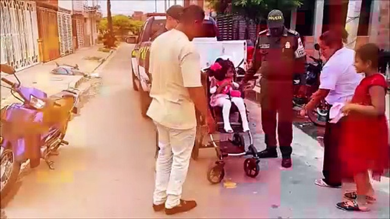 Descubre como una silla de ruedas, una minnie mouse y el cariño de la policía, cambiaron la vida de Isabella