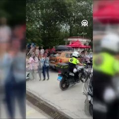 Üniversite adaylarını YKS'ye yetiştiren trafik polisleri alkışlandı