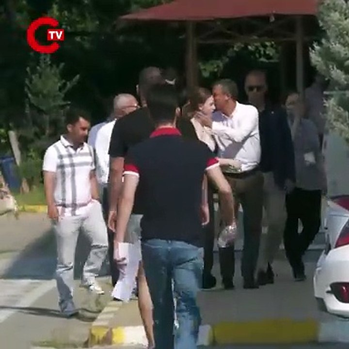 Özgür Özel, hayatını kaybeden Ferdi Zeyrek’in üniversite sınavına giren kızı Nehir Zeyrek’i sınav sabahı yalnız bırakmadı, sınavın gerçekleşeceği okula birlikte gittiler