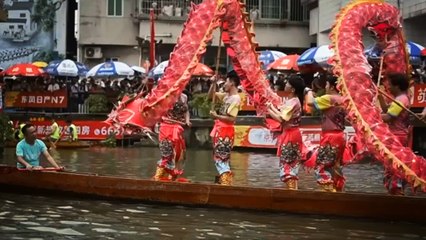 Çin’de geleneksel "Loong Dragon" yarışı düzenlendi