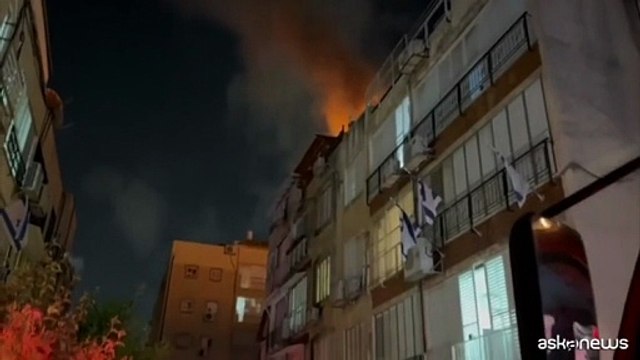Edificio in fiamme a Holon dopo un nuovo attacco missilistico iraniano