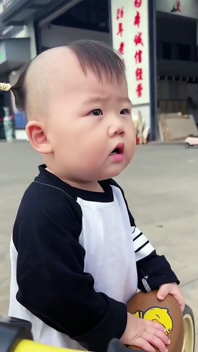 Cute baby's new viral funny video 😂📸 cute baby new haircut viral video 📸 siblings viral funny video 📸 funny baby #shorts #shortvideos #viralvideos #viralshorts #funnyvideos #funny #comedy #kids #siblings #baby #love #care