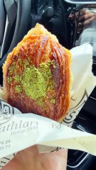 مين متلي بيحب الشعيبيات السورية؟ الطبقات المقرمشة والحشوة اللي بتذوب بالفم خبروني بالتعليقات بتحبوها بالقشطة ولا بالجوز؟
