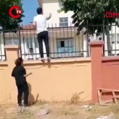 Küçükçekmece'de kızı sınava geç kalınca duvara çıkıp görevliye seslenen babaya veliler tepki gösterdi