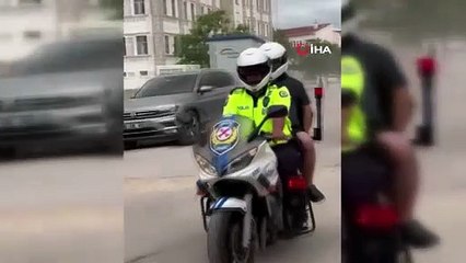 Dakikalarla Yarıştılar! Geç Kalan Öğrencinin İmdadına Polis Yetişti