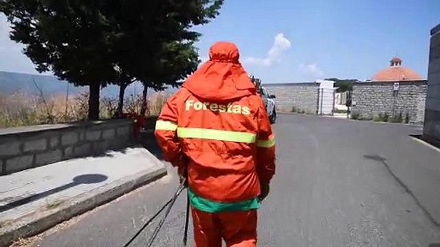 Incendio a Nuoro, le fiamme sfiorano le case: le immagini del maxi intervento