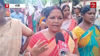 जिला शिक्षा अधीक्षक का कार्यालय घेरने रांची पहुंचीं रसोइया दीदी, आखिर क्यों हैं आक्रोशित