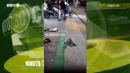 Se estrelló y se voló: vehículo de alta gama chocó con el tranvía en Medellín