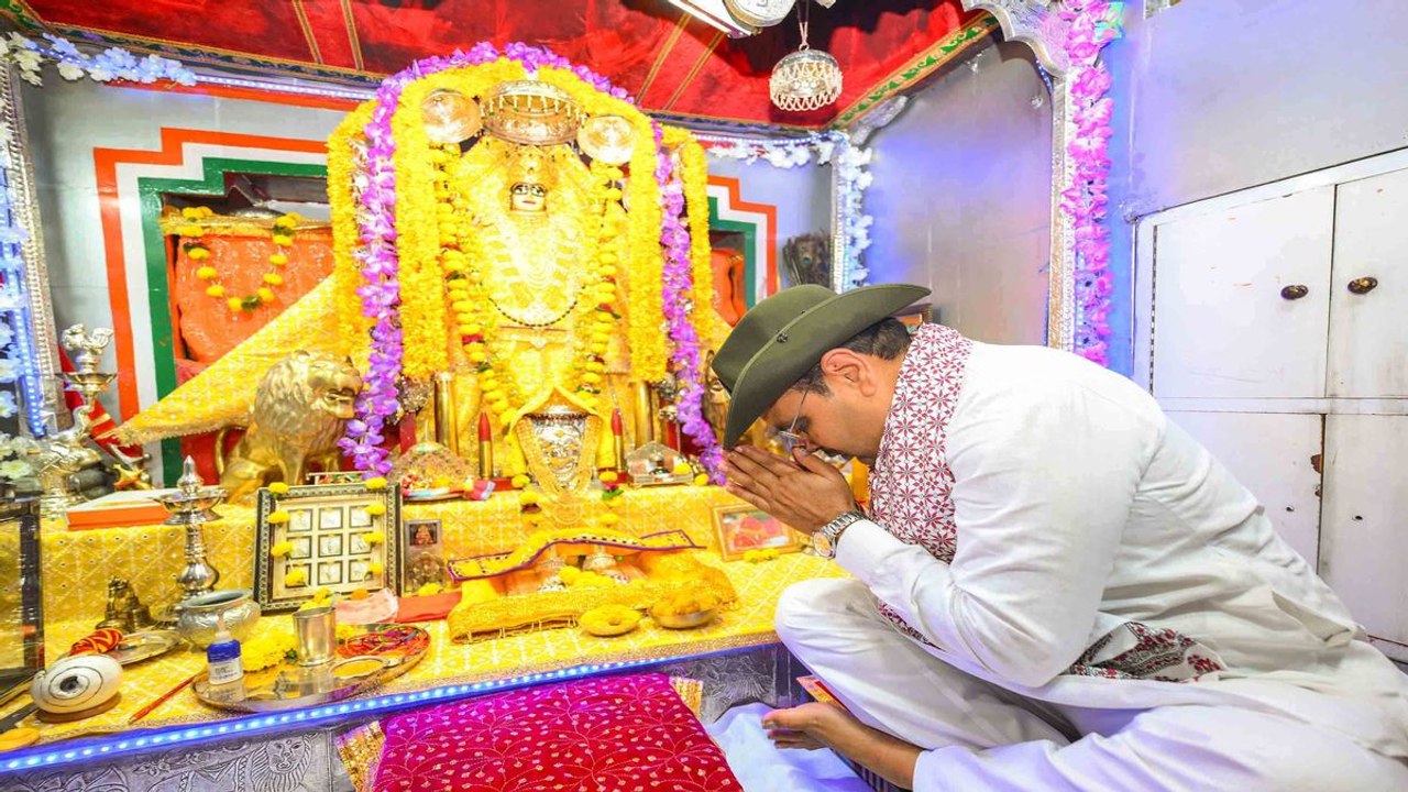 Watch Video: सरहद पर सीमा सुरक्षा बल के जवानों से मिले मुख्यमंत्री , तनोट में की पूजा-अर्चना
