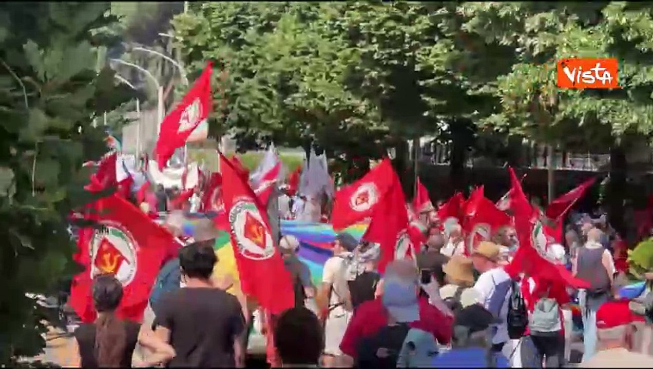 Bandiera della pace gigante alla manifestazione contro il riarmo a Roma, immagini