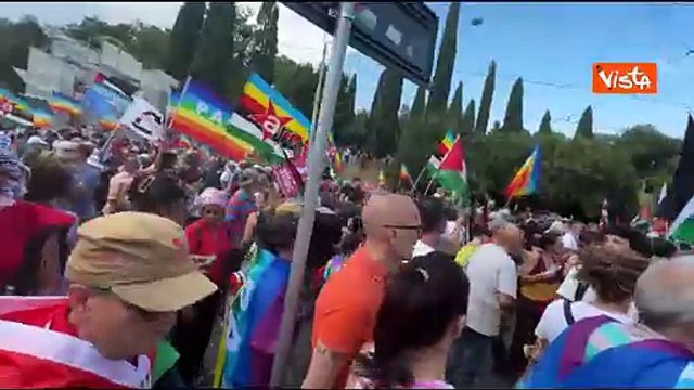Camminando con la manifestazione contro il riarmo a Roma, immagini