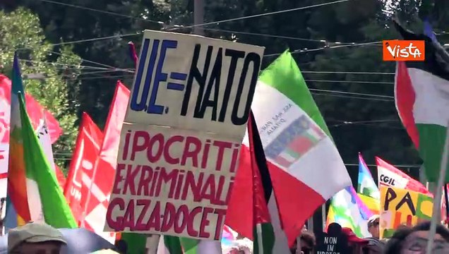 Netanyahu dietro le sbarre e 'Fuori guerra dalla storia', i cartelli al corteo contro riarmo a Roma