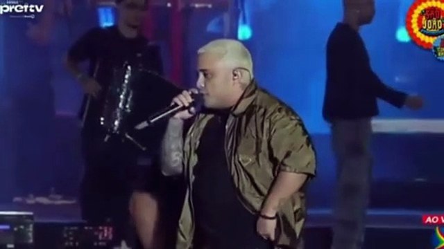 Kauan, dupla de Matheus, cai em palco e brinca com o momento: Vai virar meme