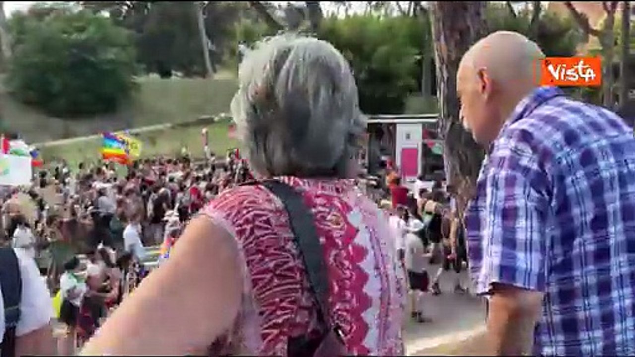 Canti e tamburi alla manifestazione contro il riarmo a Roma: "Non c'è rassegnazione"