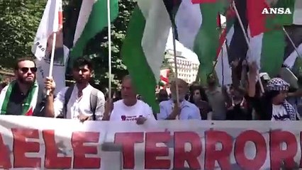 "Disarmiamoli", migliaia in piazza a Roma. Bruciata una foto di Trump