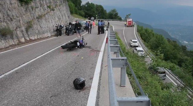 Tragico scontro frontale tra moto sulla strada della Mendola: due morti