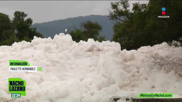 Espuma tóxica generada por aguas negras cubrió una carretera en Hidalgo