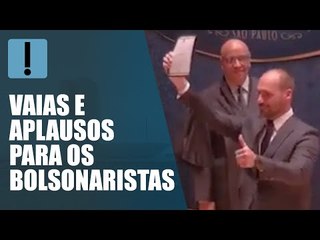 Eduardo Bolsonaro e Ricardo Salles são vaiados durante diplomação