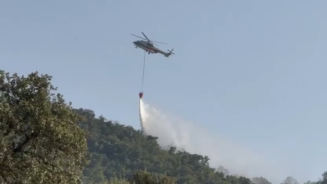 Carrusel de helicópteros del Plan Infoca luchando contra el incendio declarado en Villaviciosa, en plena Sierra Morena de Córdoba