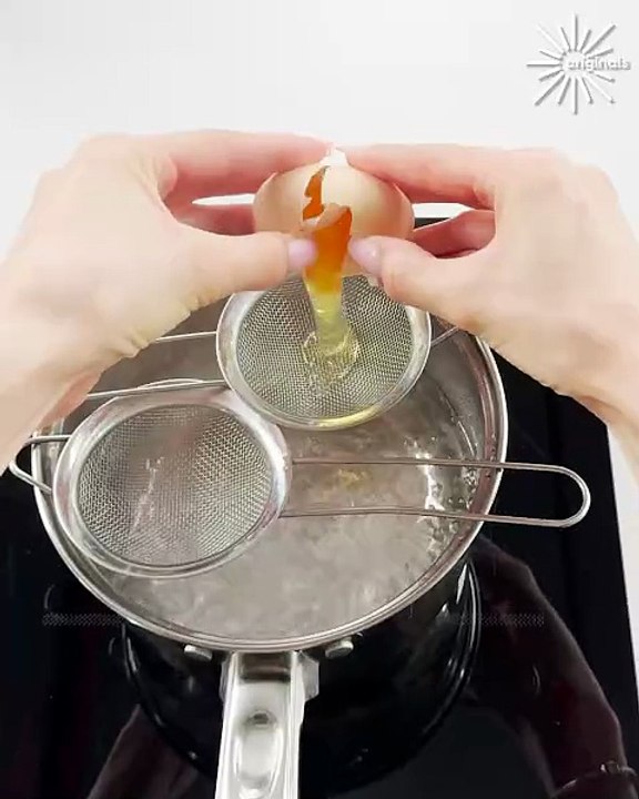 Poach perfect eggs with ease🍳