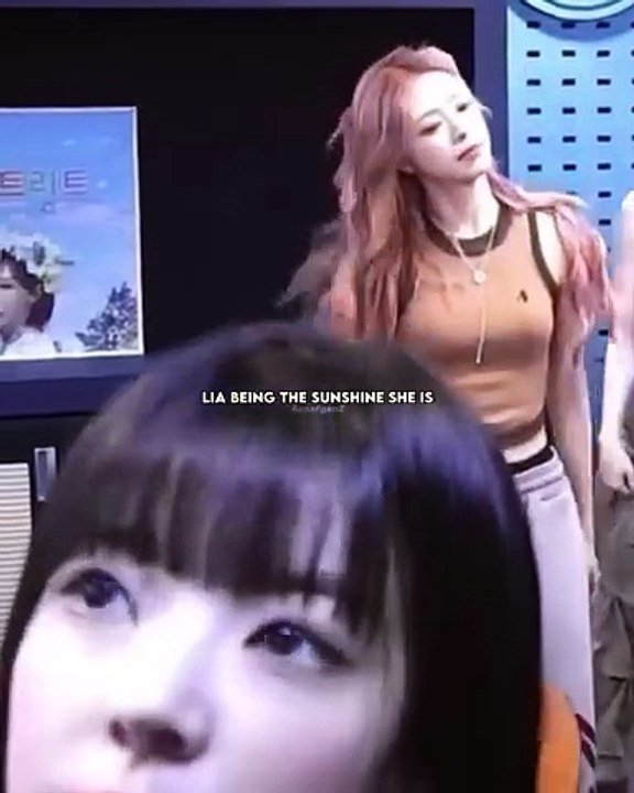 We love you Lia 🖤 itzy midzy chaeryeong yuna ryujin yeji yuna