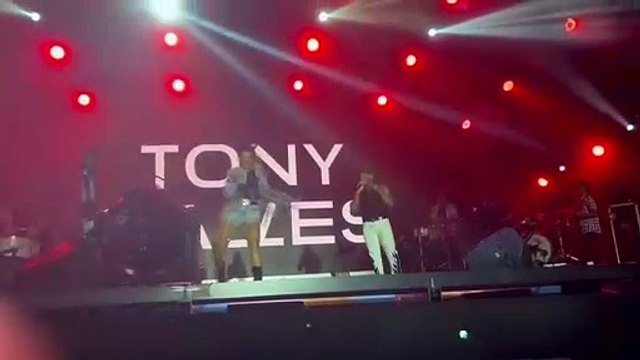 Scheila Carvalho e filha prestigiam show de Tony Salles