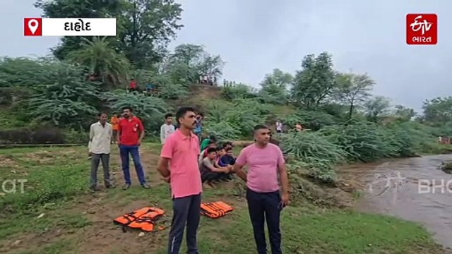 દાહોદ: પાનમ નદીના ધસમસતા પૂરમાં ખેડૂત ફસાયો, દિલધડક રેસ્ક્યુ કરીને યુવકને બચાવાયો