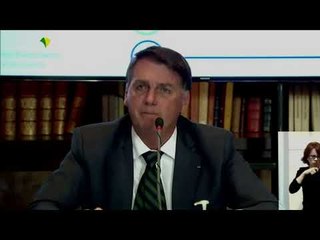 Após não mostrar nada, Bolsonaro diz: "O que nós apresentamos dispensa perguntas"