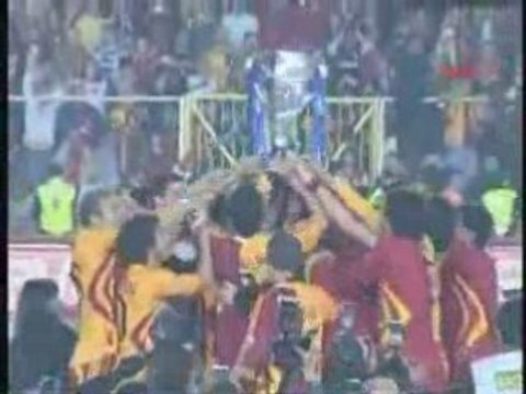 17. kez Şampiyon Galatasaray : Kupa töreni