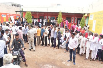 नागौर में डीएपी के लिए उमड़ी किसानों की भीड़, आधों को ही मिल पाया