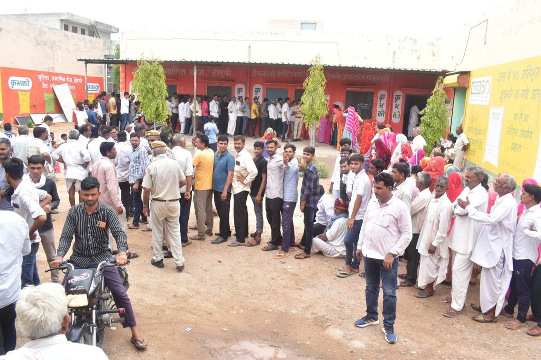 नागौर में डीएपी के लिए उमड़ी किसानों की भीड़, आ...