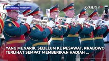 Senyum Paspampres Presiden Prabowo Selama di Rusia saat Diberi Hadiah