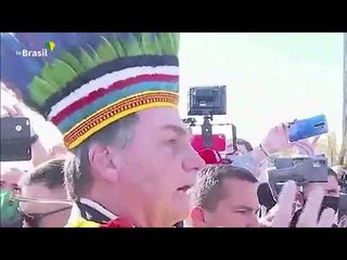 Bolsonaro imita Lula, põe cocar e diz que "índios são exatamente iguais a nós"