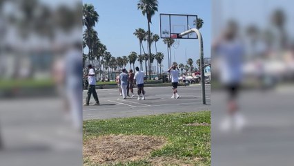 El Atlético desconecta jugando al baloncesto en Venice Beach