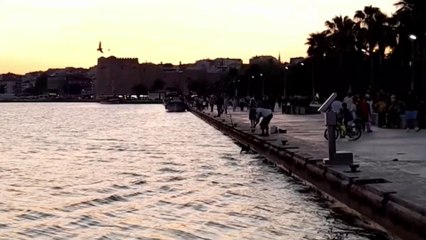 Balık tutmak için attığı oltasına bakın ne takıldı?