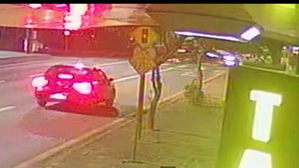 Motociclista é atingido na traseira por carro no centro; condutor fugiu sem prestar socorro