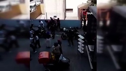 Esenyurt'ta şüphe üzerine durdurulan aile polise saldırdı!