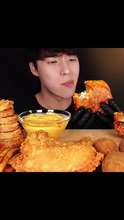Follow for more ASMR videos🌮🍟 Credits: @ddm_ddang #mukbang #asmr #fastfood #asmreating