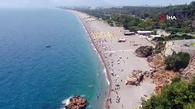 Termometreler 33 dereceyi gösterdi, Konyaaltı Sahili doldu taştı