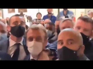 Macron leva 'ovada' durante evento na França; assista